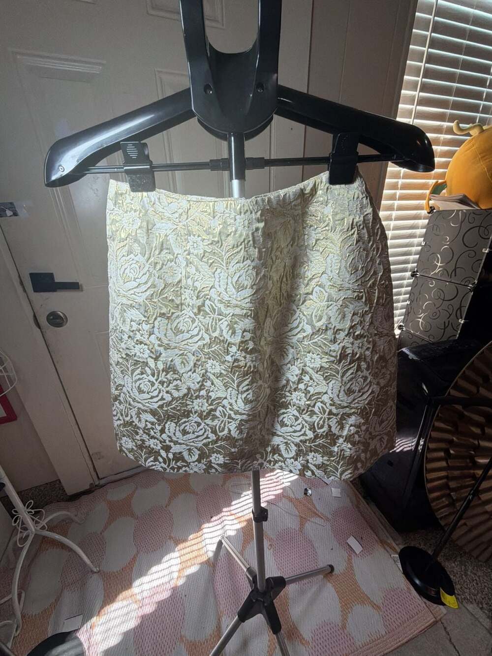 On 34th Women's Gold and Cream Metallic Floral Brocade Mini Skirt Size 6